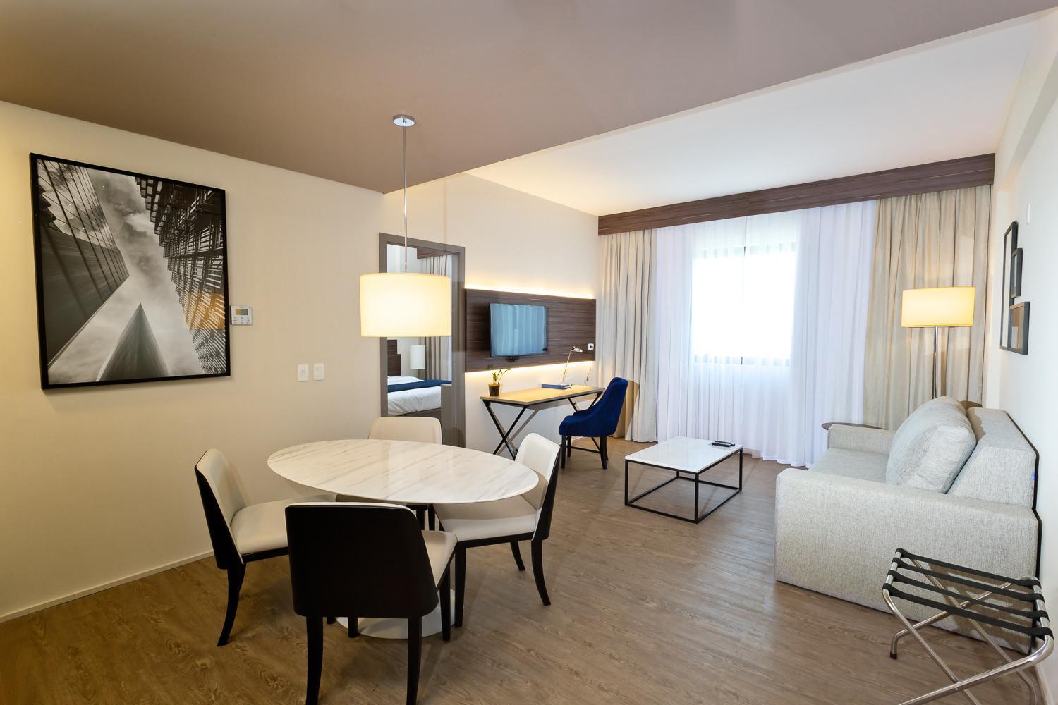 Executive Suite,1747030965:JPEG